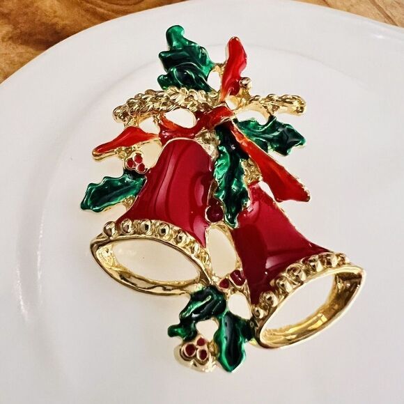 Vintage Christmas Bells Holly Berry Bow Brooch Red Green Enamel Gold Tone 4173 - Picture 1 of 7